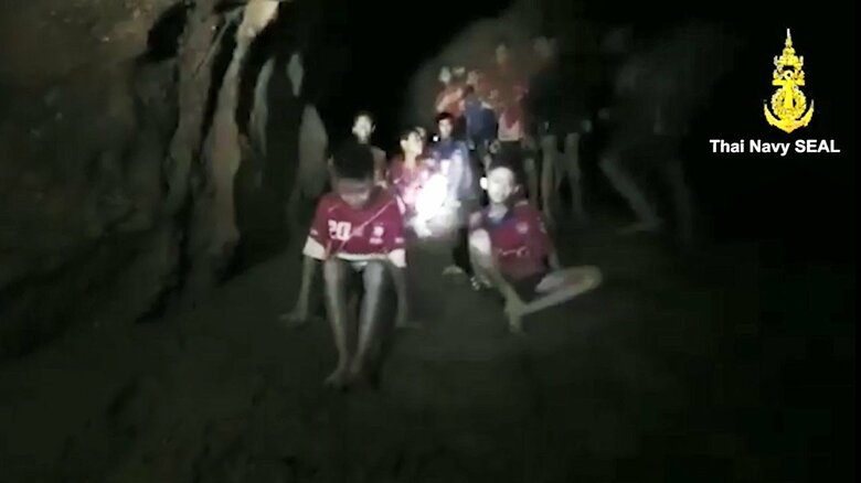 タイのサッカー少年たちが閉じ込められた洞窟（写真は当時）