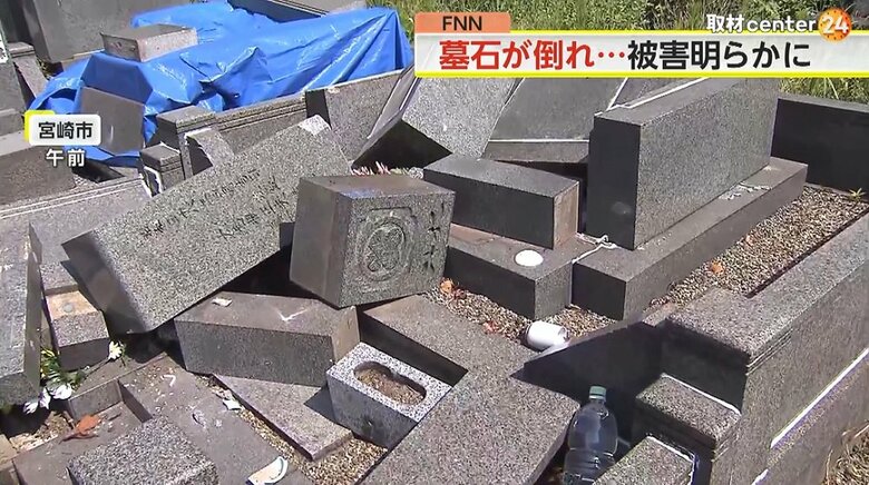 地震によって倒れた墓石