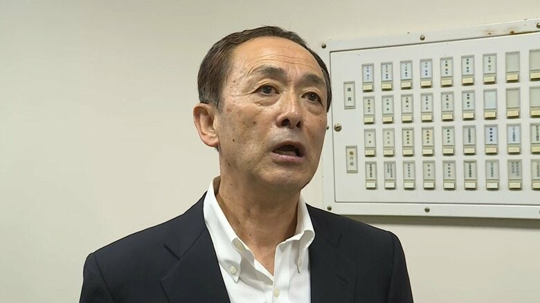 議会の後、報道陣の取材に答える小山修作町長