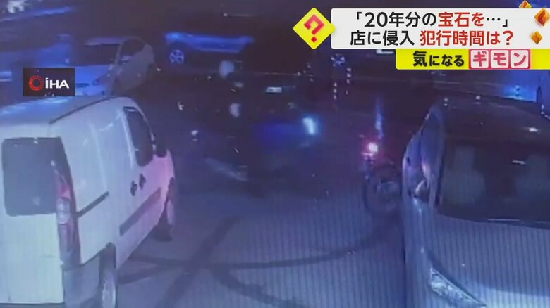 2台の2人乗りバイクがライトを照らしながら入ってくる
