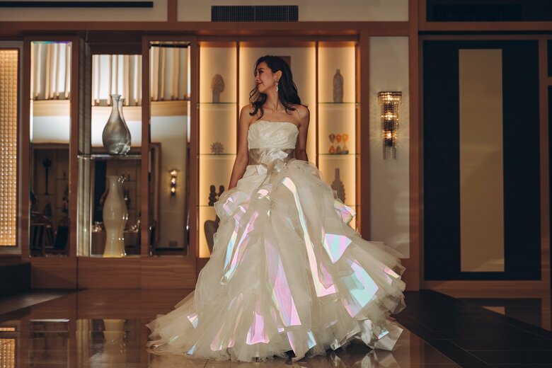 光るウエディングドレス（提供：丸仁）