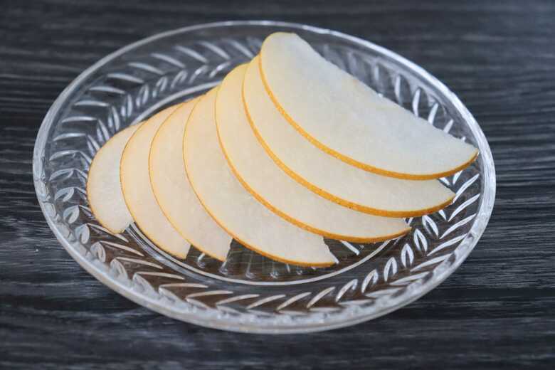 皮ごと薄くスライスすれば、梨のシャキシャキ感はそのままに、違和感なく皮まで食べられます