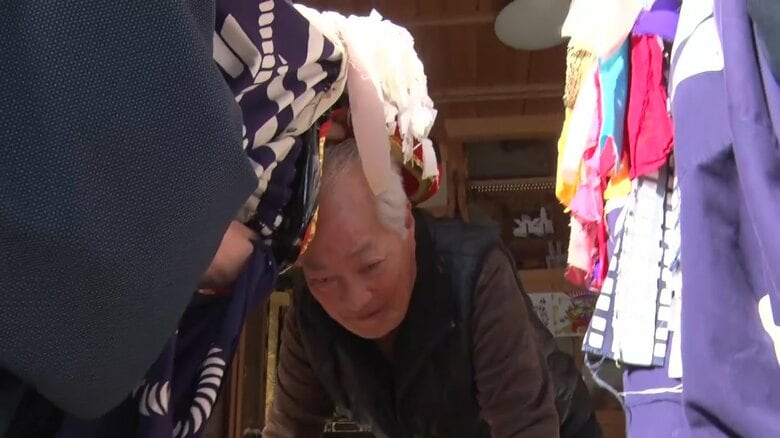 権現様に祈りをささげる地元の人たち