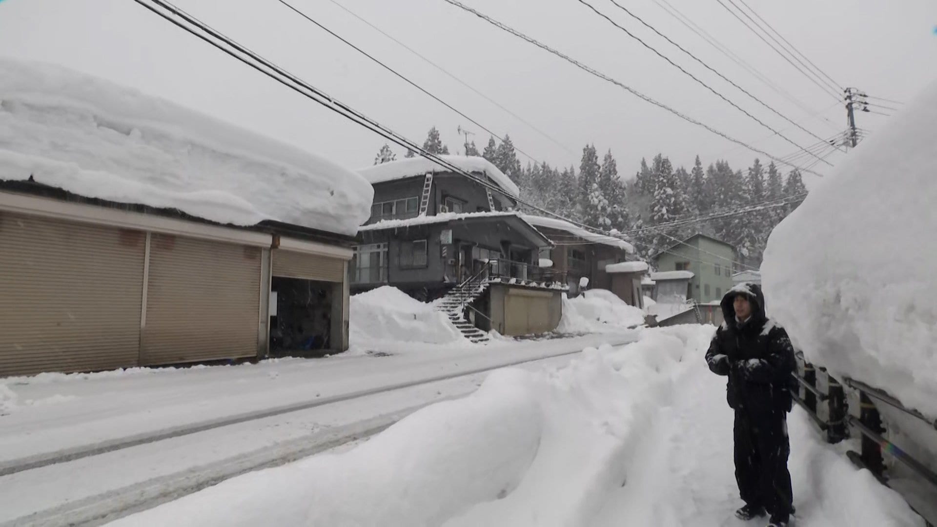 【中継】ガードレール“覆い尽くす”雪…3メートル超の積雪で厳しい寒さ続く　灯油・ガスの価格高騰で生活苦しい声も　新潟・魚沼市