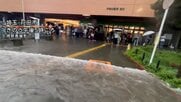 東京・埼玉に「記録的短時間大雨」　飲食店で浸水　道路陥没で信号機傾く
