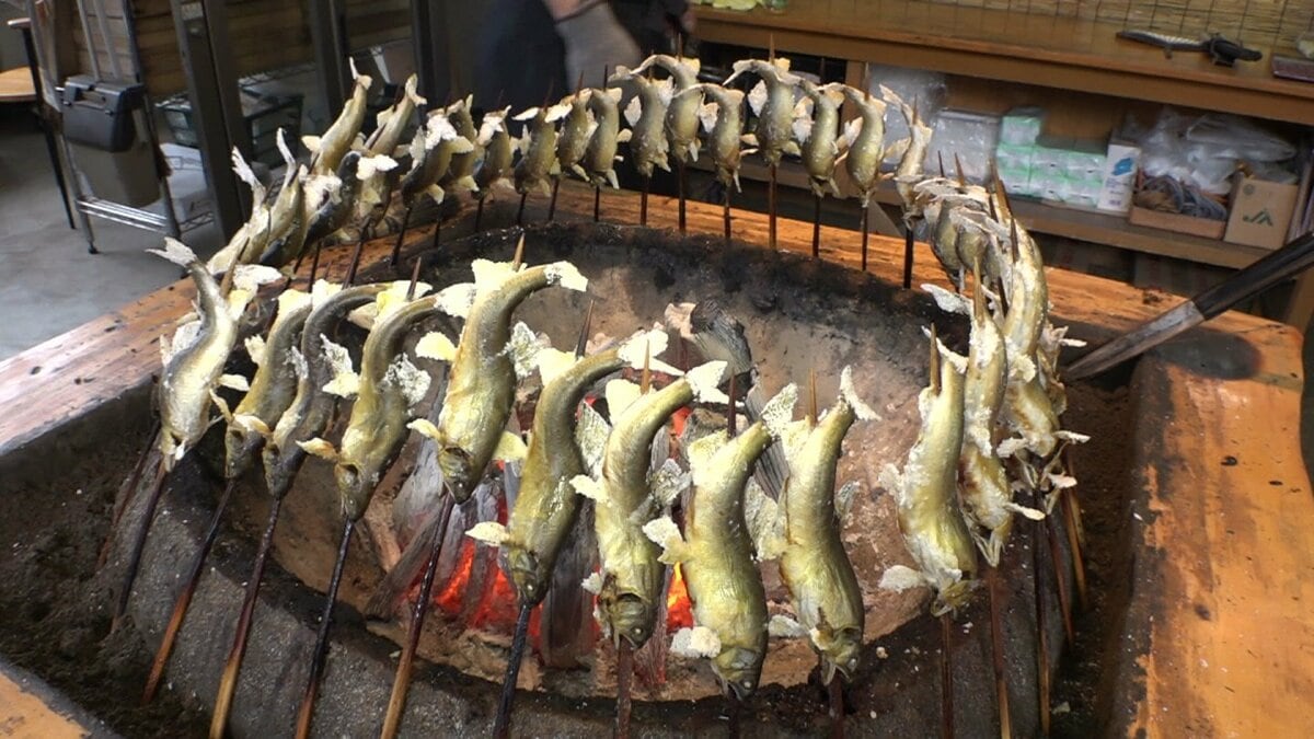 1日600匹も売れる…道の駅で供される「鮎の塩焼き」 1時間かける焼き方
