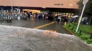 東京・埼玉に「記録的短時間大雨」　飲食店で浸水　道路陥没で信号機傾く