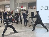 客が切り付けられた想定…来年のアジア大会を前にイオンモールでテロ事件への対応訓練 従業員がさすまたの使い方学ぶ