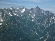 北アルプス南岳で60歳女性が滑落　「足が滑って滑落。歩けない」　3人で槍ヶ岳から縦走中　同行者が付添ってビバーク　警察があす朝救助へ　
