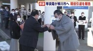 元大関・琴奨菊 地元の柳川市で市長とグータッチ 応援に感謝 福岡県