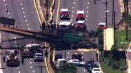 歩道橋が崩落 車下敷きに 燃料トラックが衝突