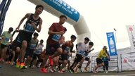 【早朝の空港でマラソン大会!?】北海道初！釧路空港で開催し約500人が駆け抜ける＿金属探知機でチェックされたランナーが霧立ち込める滑走路を疾走＿思い思いに記念写真も『涼しい気温＆早い日の出』が好条件