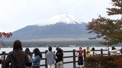 「GREAT！」コキアや紅葉との絶景も…富士山で初冠雪！観測史上4番目に遅く　今季一の冷え込みで服装も様変わり　栃木・日光では紅葉が見頃に