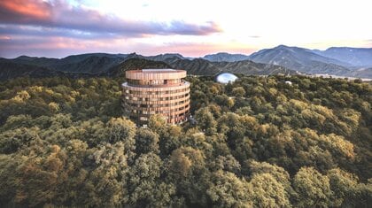 北陸初！星野リゾート「リゾナーレ福井」2027年9月10日に開業　勝山の森に囲まれた恐竜博物館の徒歩圏内　360度パノラマプールも設置