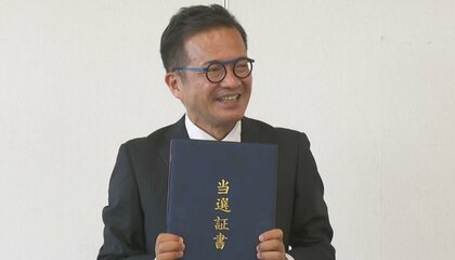 「身が引き締まる思い」現職破った出町譲さんに当初証書　7月12日から任期開始、高岡市政の運営へ決意示す