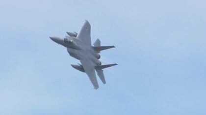 航空ショーにファン殺到　早朝から500人の行列…バス200台での“輸送任務”　カメラ構え撮影し自衛隊機を堪能