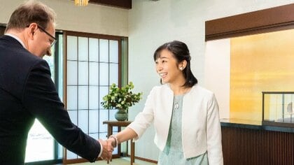 佳子さま　ノーマスク“笑顔”でがっちり握手　思い出のハンガリー国会議員と再会