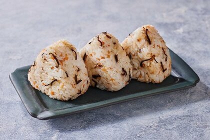 にんじんの皮と塩昆布のおにぎり(画像提供:貝印)