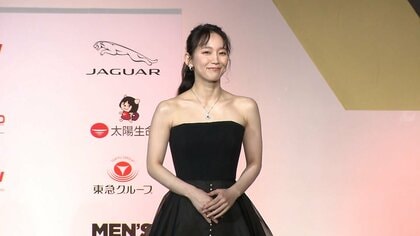 吉岡里帆のデコルテ露わな美しいドレス姿に「本気出してきたな」田中圭も太鼓判？ 第50回ベストドレッサー賞｜FNNプライムオンライン