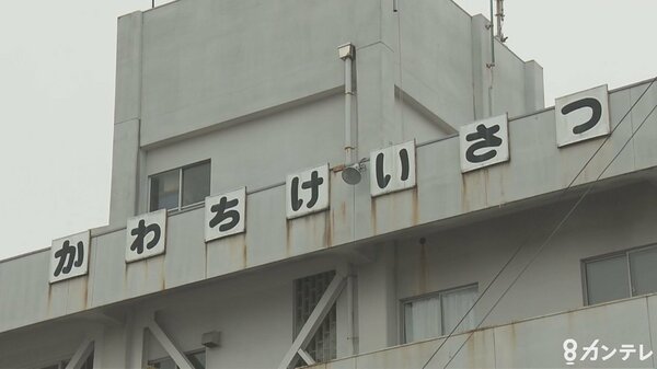 コンビニに車が突っ込む 店の前にいた男性巻き込まれ右足骨折の疑い 運転の60代女性「操作誤った」