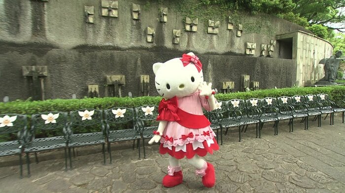 グラバー園内(長崎市)を散策するキティ