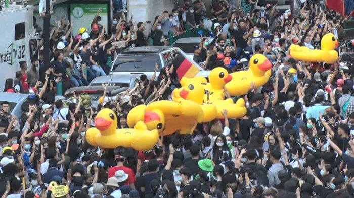 デモ会場に登場した「黄色いアヒル」