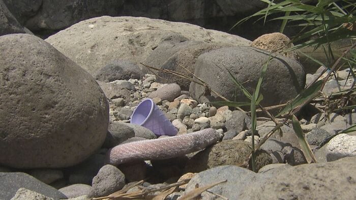 河原に散乱するごみ