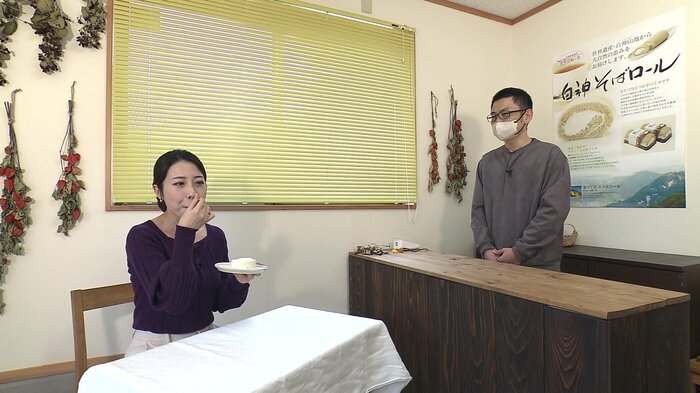 試食する佐藤愛純アナウンサーと菓子工房エスポワールの菊地隆宏さん