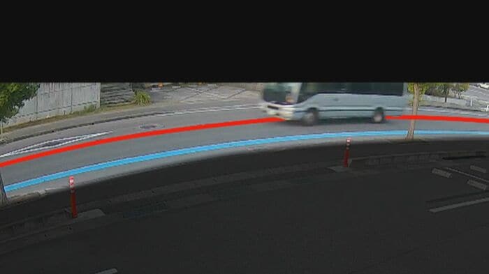 反対車線にはみ出すバス
