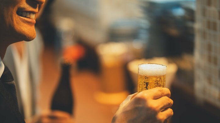 飲食店で談笑する姿もみられる(画像はイメージ)