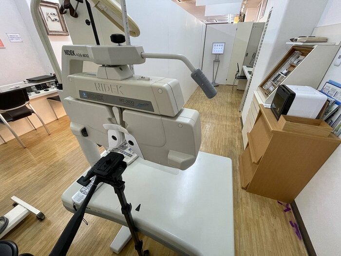 視力測定用の機械フォロプターを使って、5m先の視力検査表を撮影した(提供:坂田頼彦店主)