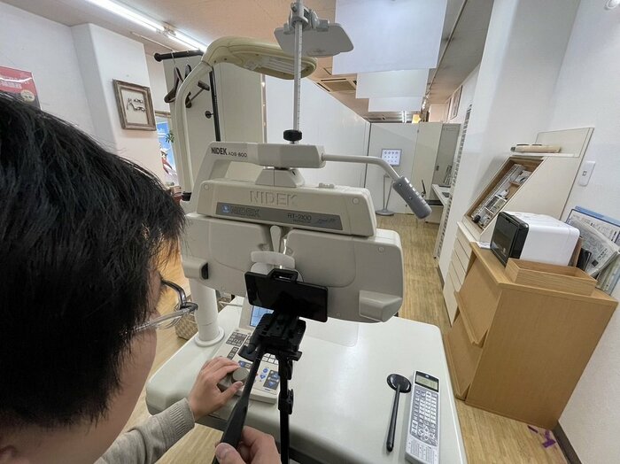 動画撮影の様子(提供:坂田頼彦店主)