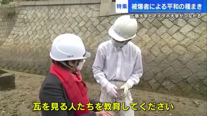 被爆者・小倉桂子さん(左)の話に耳を傾ける嘉陽礼文さん(右)