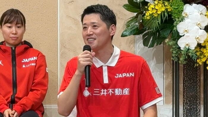会見する恩塚亨監督(13日、千葉県成田市)