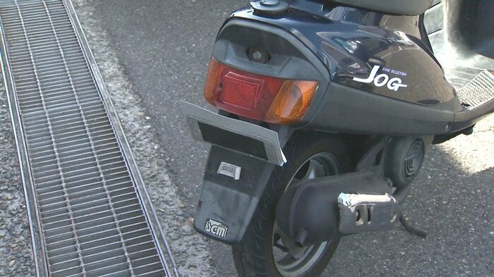 4人が乗っていた原付バイク ナンバーが折り曲げられている