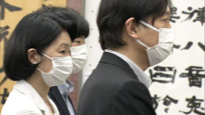 書道部門を鑑賞される秋篠宮ご夫妻と悠仁さま(2日)