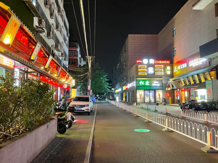 北京市の繁華街。日本風居酒屋が並ぶ