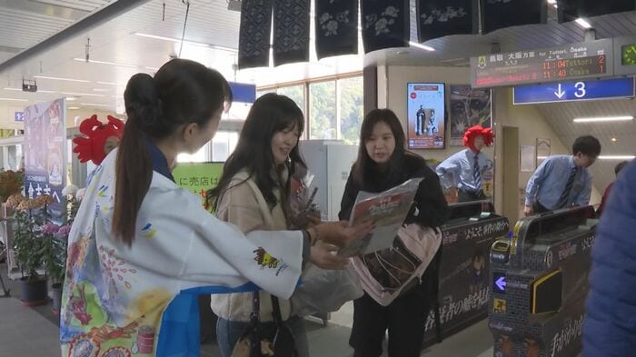 倉吉駅で利用客をお出迎え（鳥取・倉吉市）