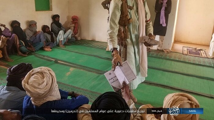 「イスラム国サヘル州」が「イスラム国」本体の行動指針のコピーを戦闘員に配布する様子