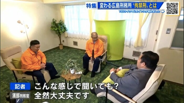 左から順に井上刑務官、濱部刑務官、受刑者役の竹内記者