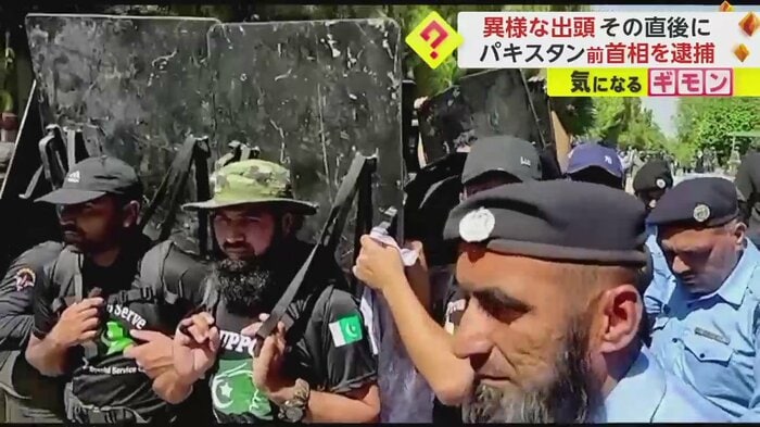 カーン氏を囲むボディーガードたちは、分厚い鉄の盾を背負っている