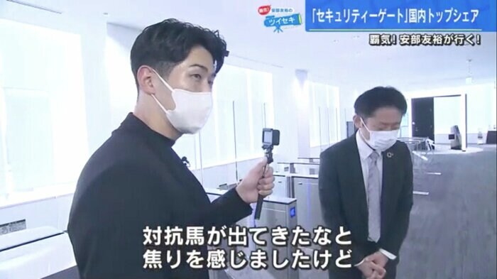 「やめてください」と恐縮する熊平製作所・佛原崇さん(右)