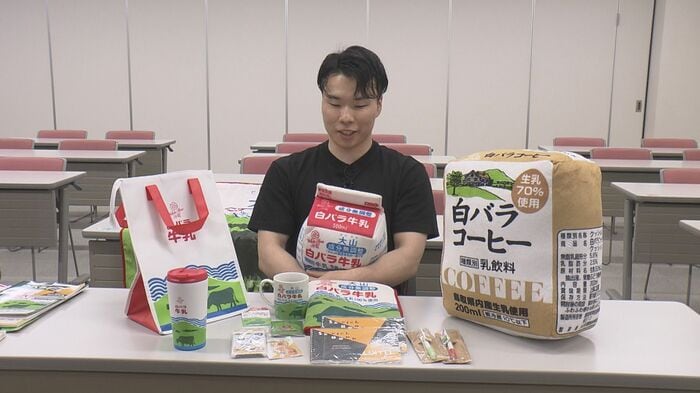愛用のタンブラーも「白バラ牛乳」…まさに“「白バラ」なくして人生なし”だ