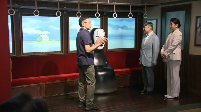 「ジブリパーク」で宮崎吾朗監督から説明を受けられる両陛下（愛知・長久手市）