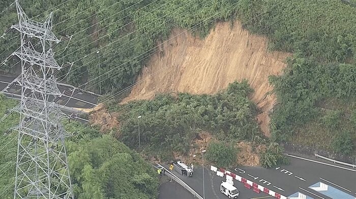 京都でも大雨被害 土砂崩れ 車3台が巻き込まれる