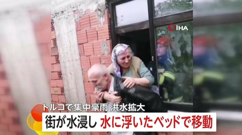【深刻】「道がない何もない」集中豪雨で土砂が流れ込み街が水没、水に浮いたベッドで移動する人も…72歳男性が行方不明・車約50台水没　トルコ｜FNNプライムオンライン