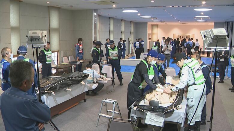 多数の死者を想定…斎場で大規模災害時の遺体取扱訓練 身元につながる情報を確認し家族の元に返す一連の対応確認｜FNNプライムオンライン