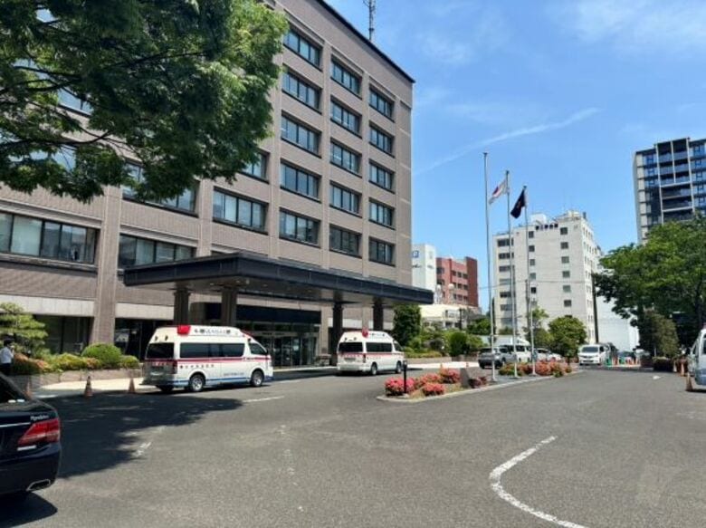 【速報】宮城県警本部で清掃員が窓から落下　５０代の男性清掃員を病院に救急搬送｜FNNプライムオンライン