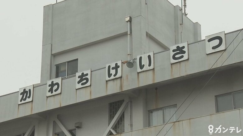 「アクセルとブレーキ踏み間違えた」77歳女性運転の車コンビニ突っ込む　20代男性巻き込まれ左脚骨折｜FNNプライムオンライン