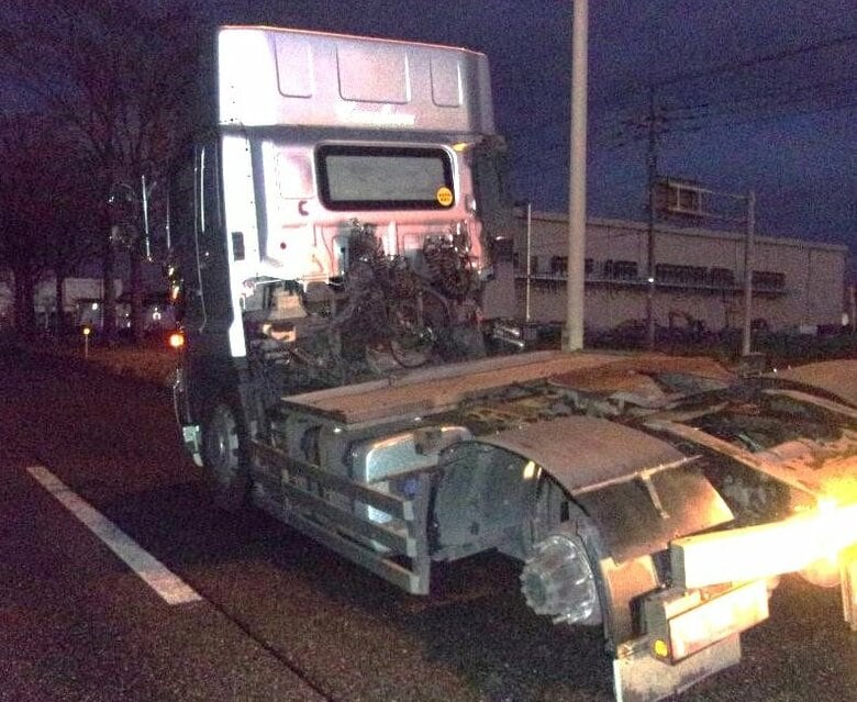 【また左側】「事故前に異常は感じなかった」トレーラーヘッドの左後輪からタイヤ2本が脱落…1本は対向車線のトレーラーに衝突＿もう1本はそのまま転がり歩道で停止＜北海道苫小牧市＞｜FNNプライムオンライン